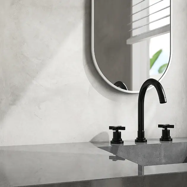 Renovera badrum Västerås – modernt handfat med svart blandare och stilren spegel för en elegant badrumsdesign.
